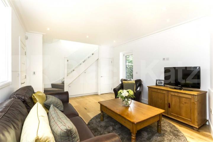 			NEW INSTRUCTION!, 2 Bedroom, 1 bath, 1 reception Flat			 Hilldrop Cresent, TUFNELL PARK