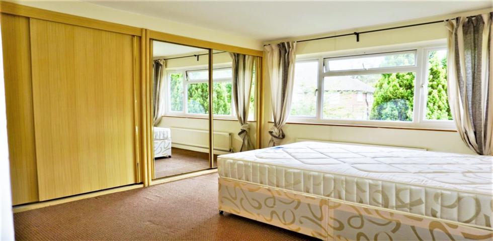 			2 Bedroom, 1 bath, 1 reception Flat			 Sterling Avenue, EDGWARE