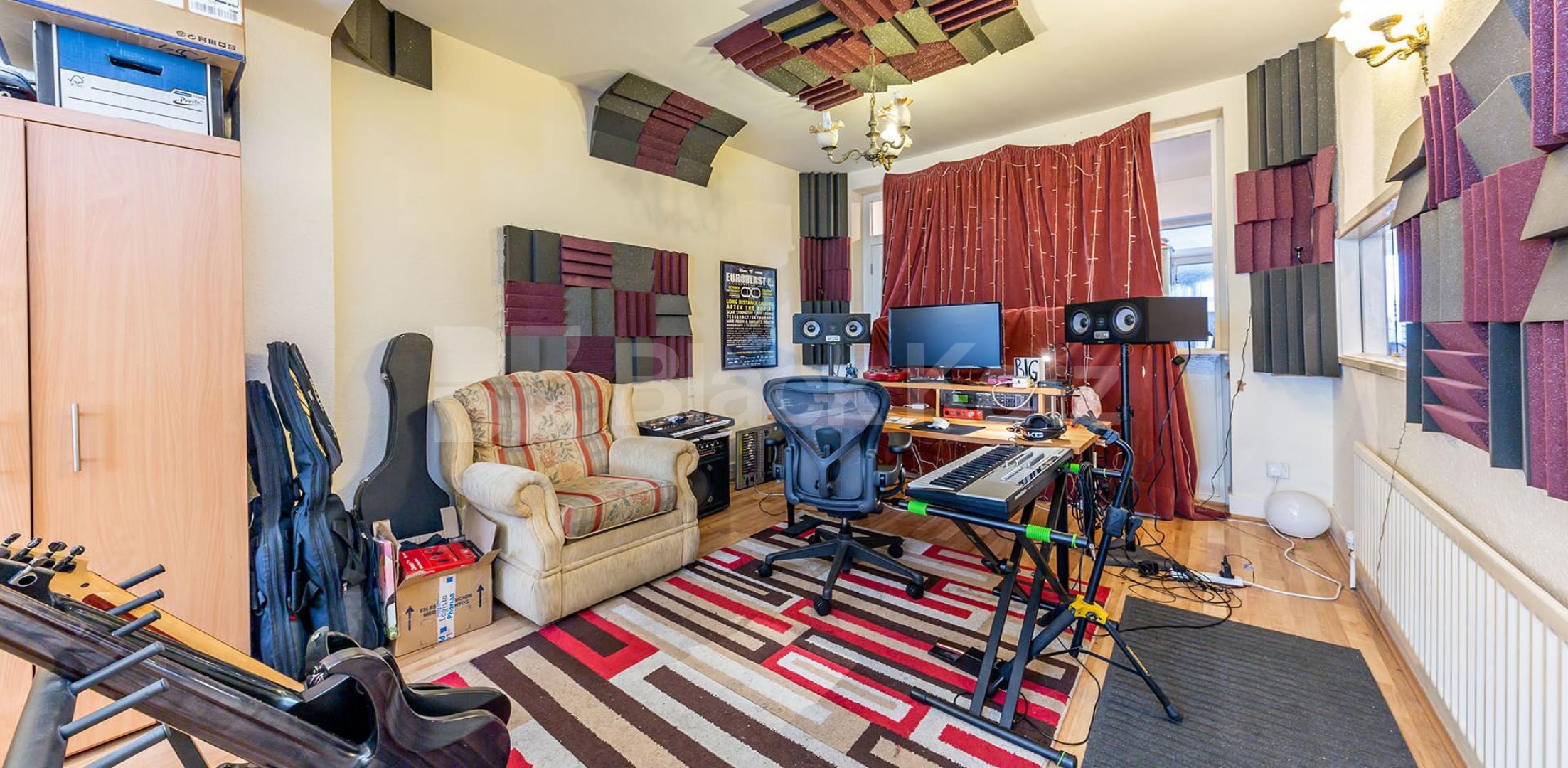 			3 bedroom House, 3 Bedroom, 1 bath, 1 reception House			 Stirling Road, WOOD GREEN