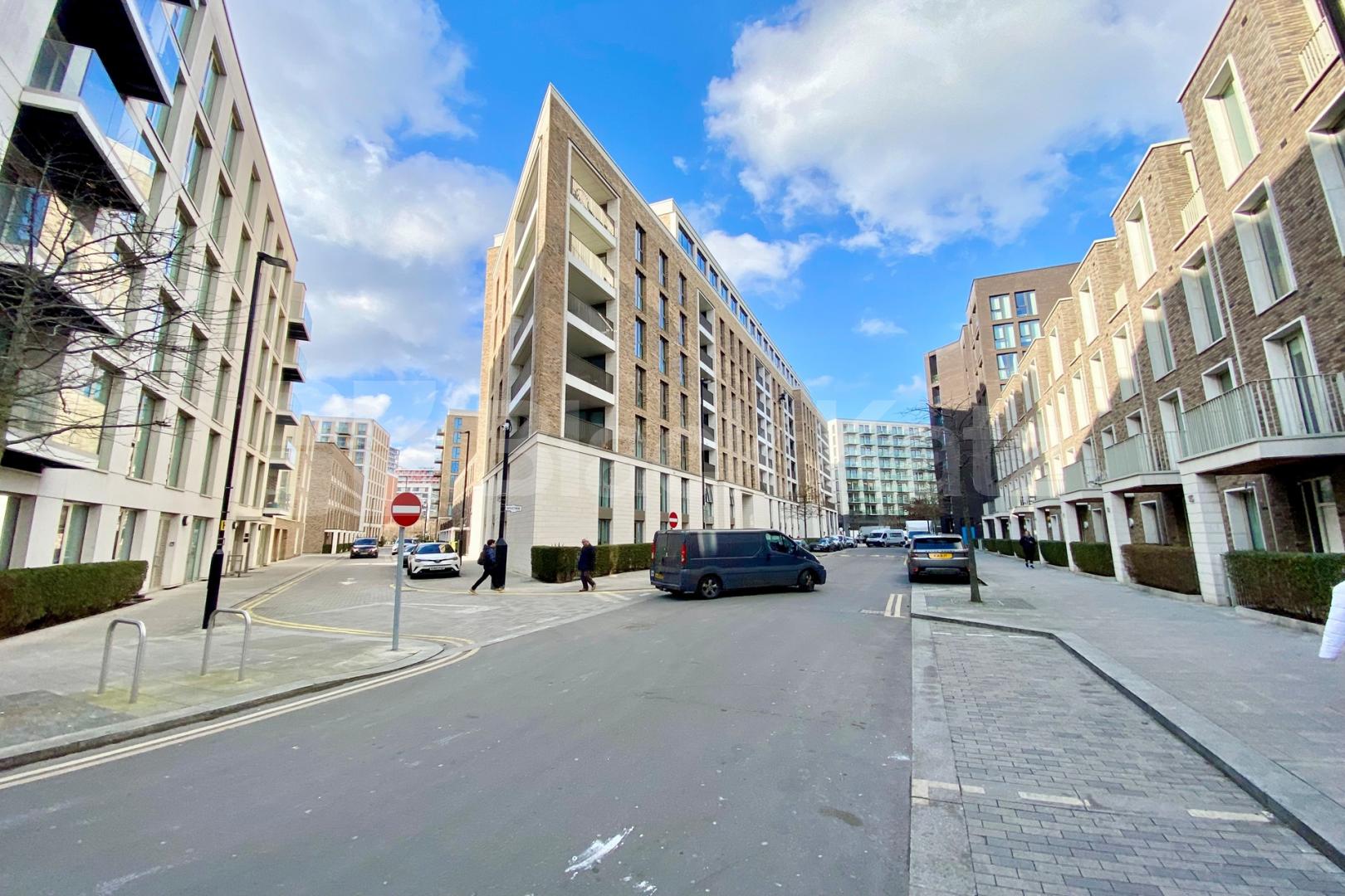 Modern 2 bed 2 bath in sought after Royal Wharf Admiralty Avenue, Royal Wharf