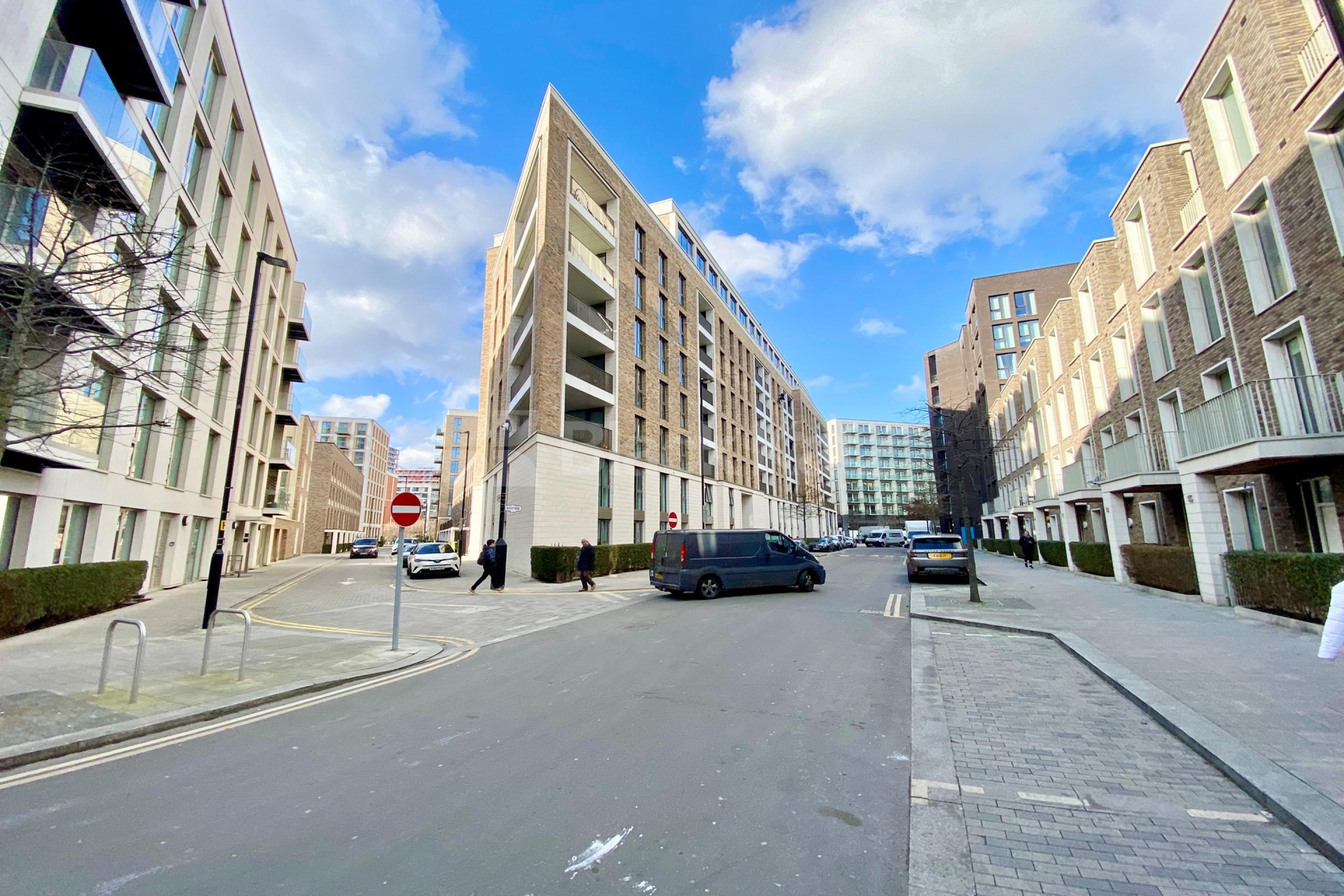 Modern 2 bed 2 bath in sought after Royal Wharf Admiralty Avenue, Royal Wharf E16