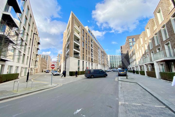 Modern 2 bed 2 bath in sought after Royal Wharf Admiralty Avenue, Royal Wharf