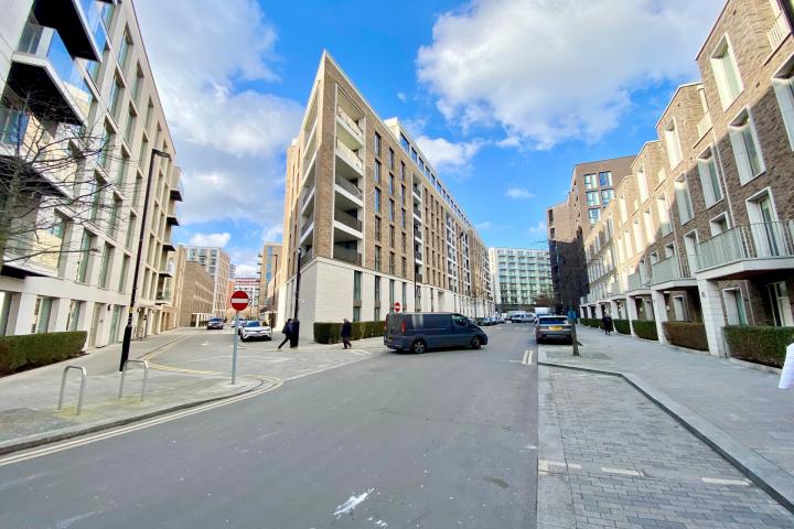 Modern 2 bed 2 bath in sought after Royal Wharf Admiralty Avenue, Royal Wharf