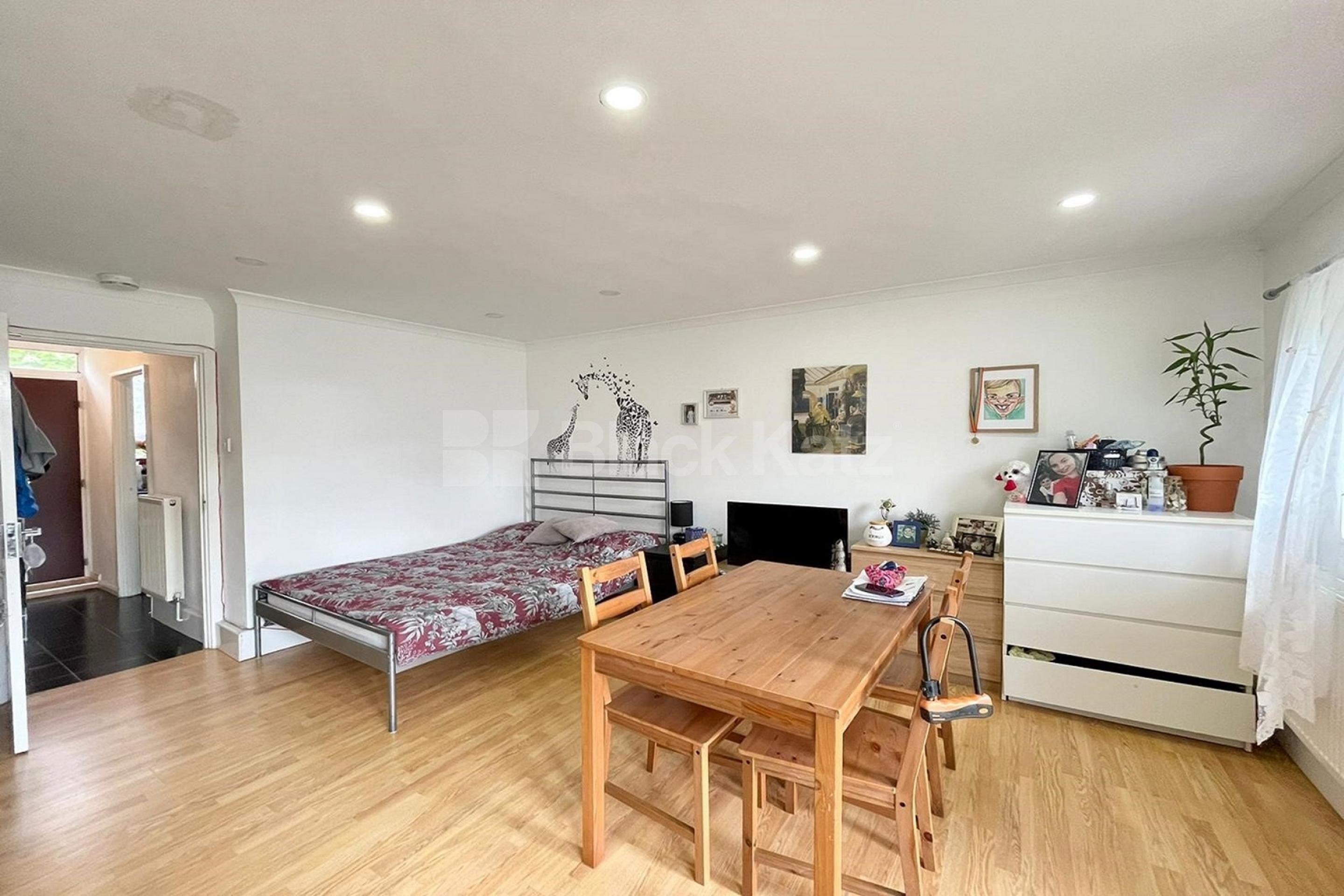 Stylish, bright & airy larger than average double studio  East Street , Elephant and Castle  SE17