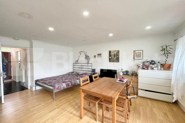 Stylish, bright & airy larger than average double studio  East Street , Elephant and Castle 