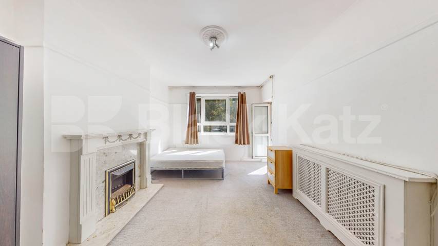 Spacious three bed with good size lounge in St Johns Wood Boundary Road, St Johns Wood