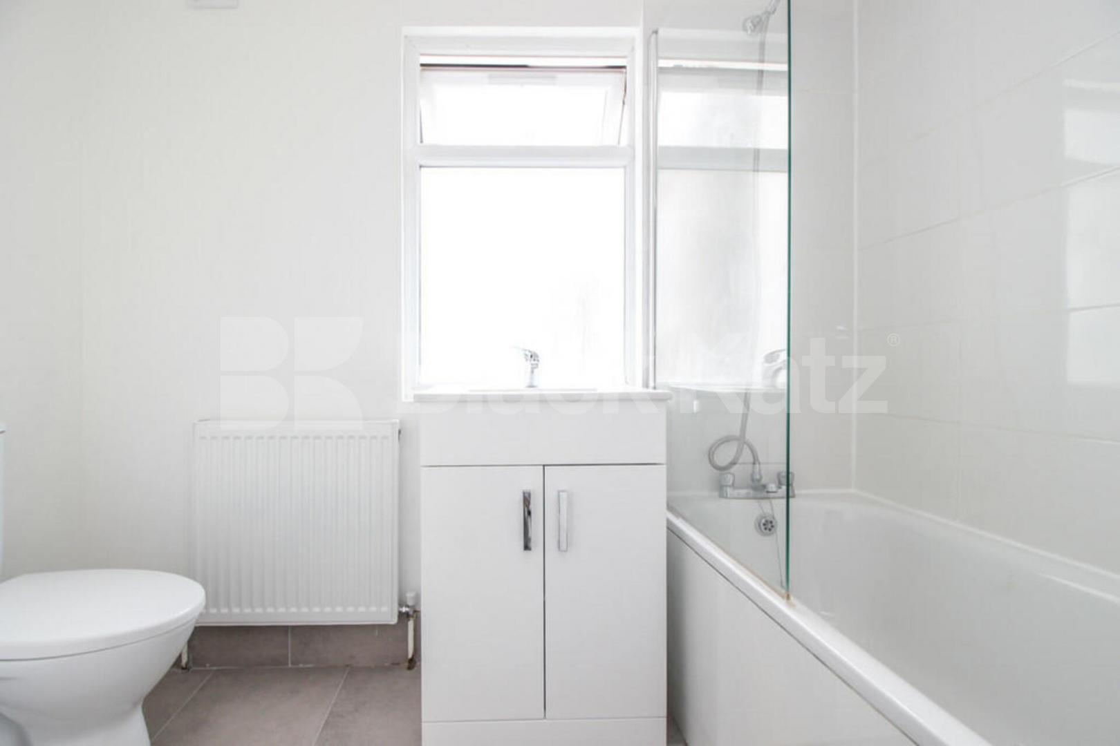 A well-presented three double bedroom flat on Raleigh Road, N8 Raleigh Road, Hornsey