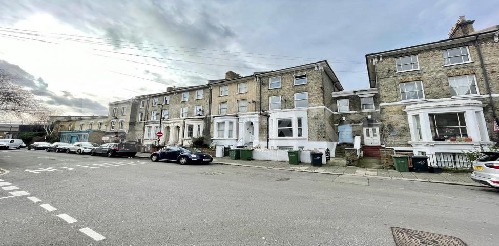 			LET , 2 Bedroom, 1 bath, 1 reception Apartment			 Flaxman Road , Loughborough Junction 