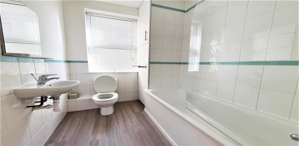 			WATER RATES INCLUDED, Studio Apartment, 1 bath, 1 reception Apartment			 West End Lane, WEST HAMPSTEAD