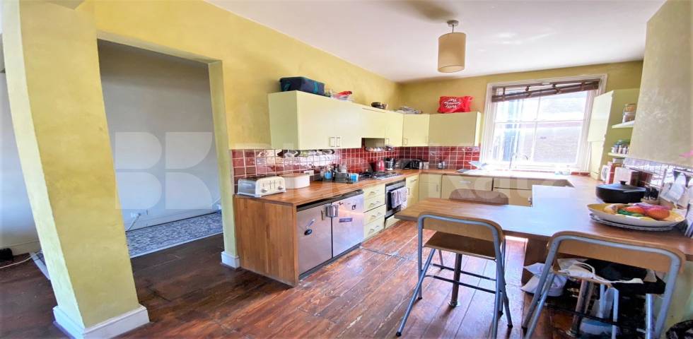 			4 Bedroom, 1 bath, 1 reception Flat			 Uxbridge Road , SHEPHERDS BUSH