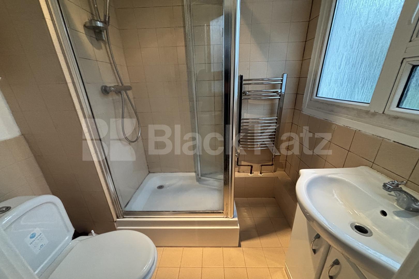 Stylish, bright & airy larger than average double studio  East Street , Elephant and Castle 