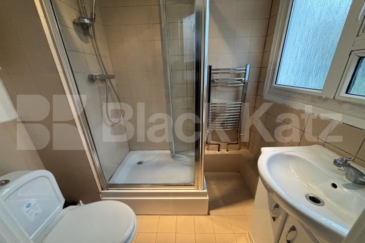 Stylish, bright & airy larger than average double studio  East Street , Elephant and Castle 