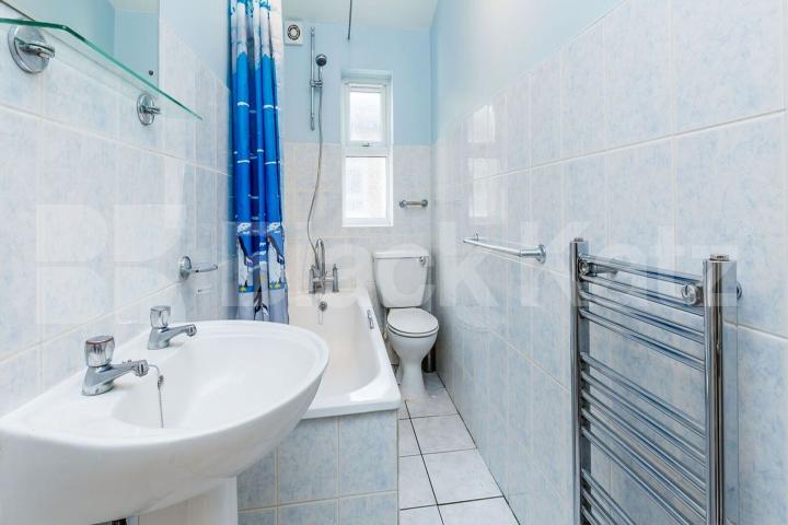 A very Spacious 1 bedroom with large top floor study / double bedroom  Riversdale road, Highbury