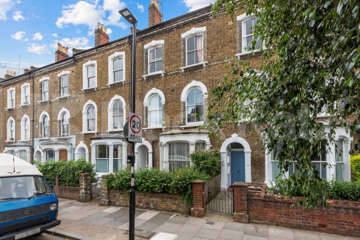 A very Spacious 1 bedroom with large top floor study / double bedroom  Riversdale road, Highbury