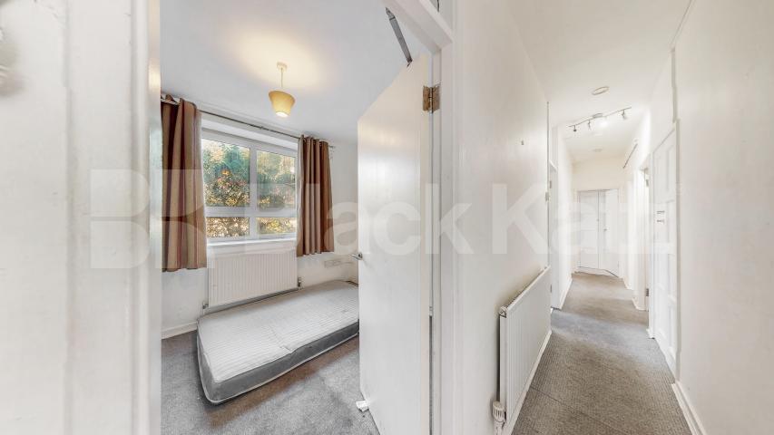 Spacious three bed with good size lounge in St Johns Wood Boundary Road, St Johns Wood