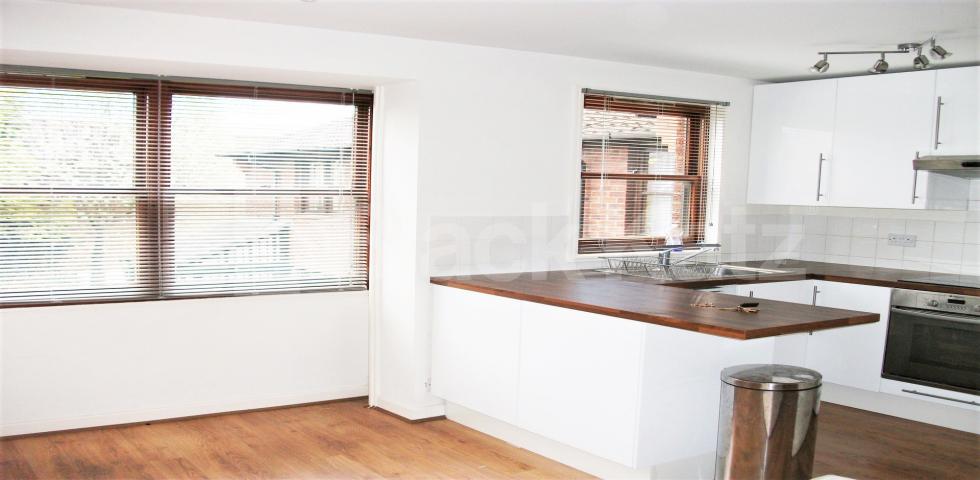 			OFF STREET PARKING , Studio Apartment, 1 bath, 1 reception Flat			 Mayfield Road, Wendell Park