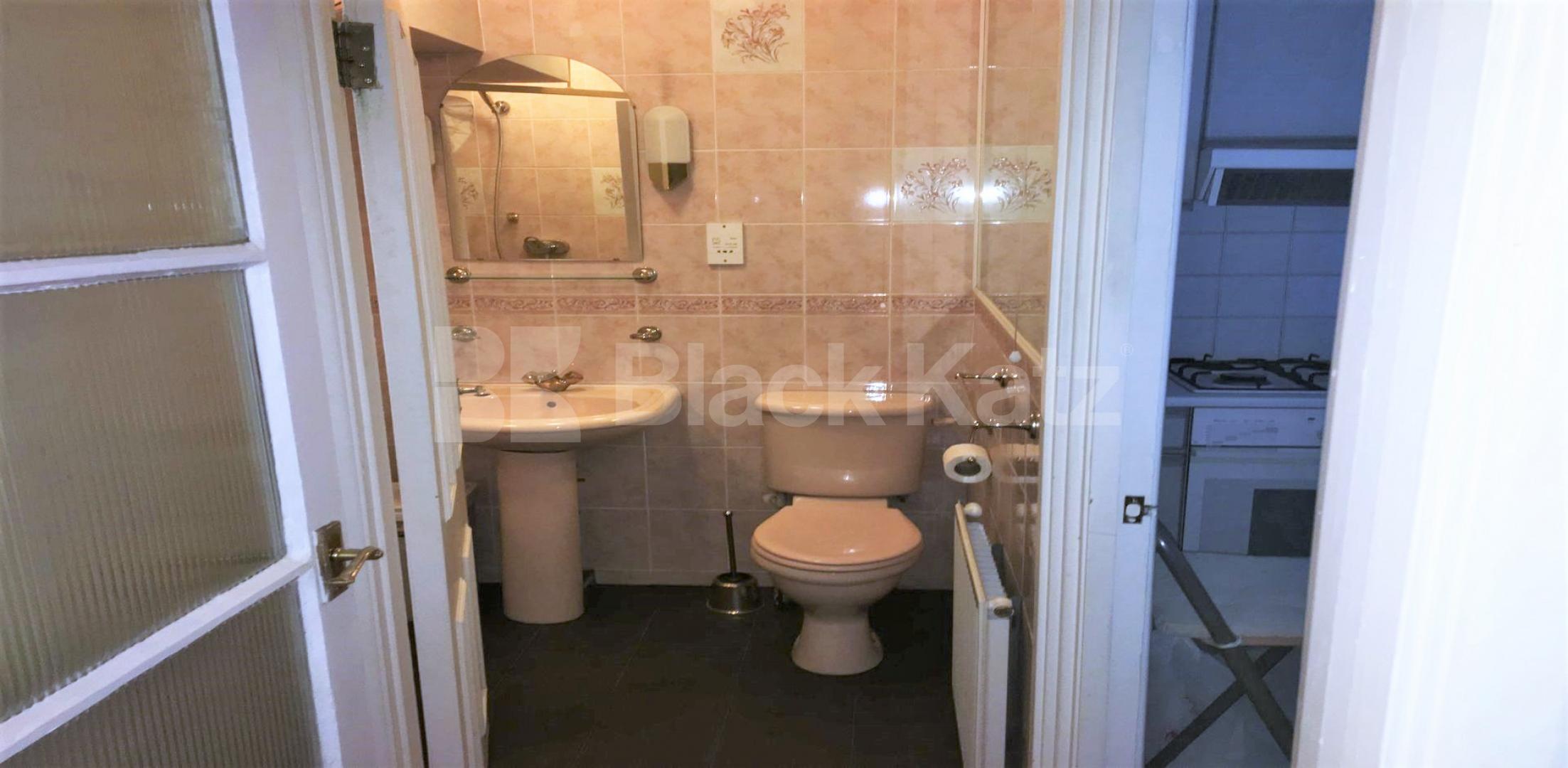 			COUNCIL TAX and WATER INCLUDED, Studio Apartment, 1 bath, 1 reception Flat			 Emperors Gate, GLOUCESTER ROAD