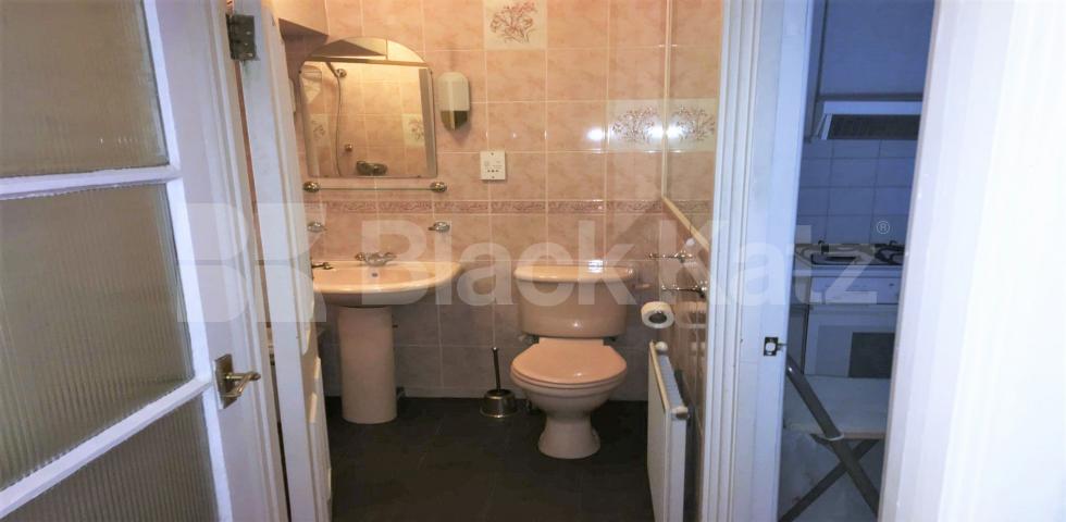 			COUNCIL TAX and WATER INCLUDED, Studio Apartment, 1 bath, 1 reception Flat			 Emperors Gate, GLOUCESTER ROAD