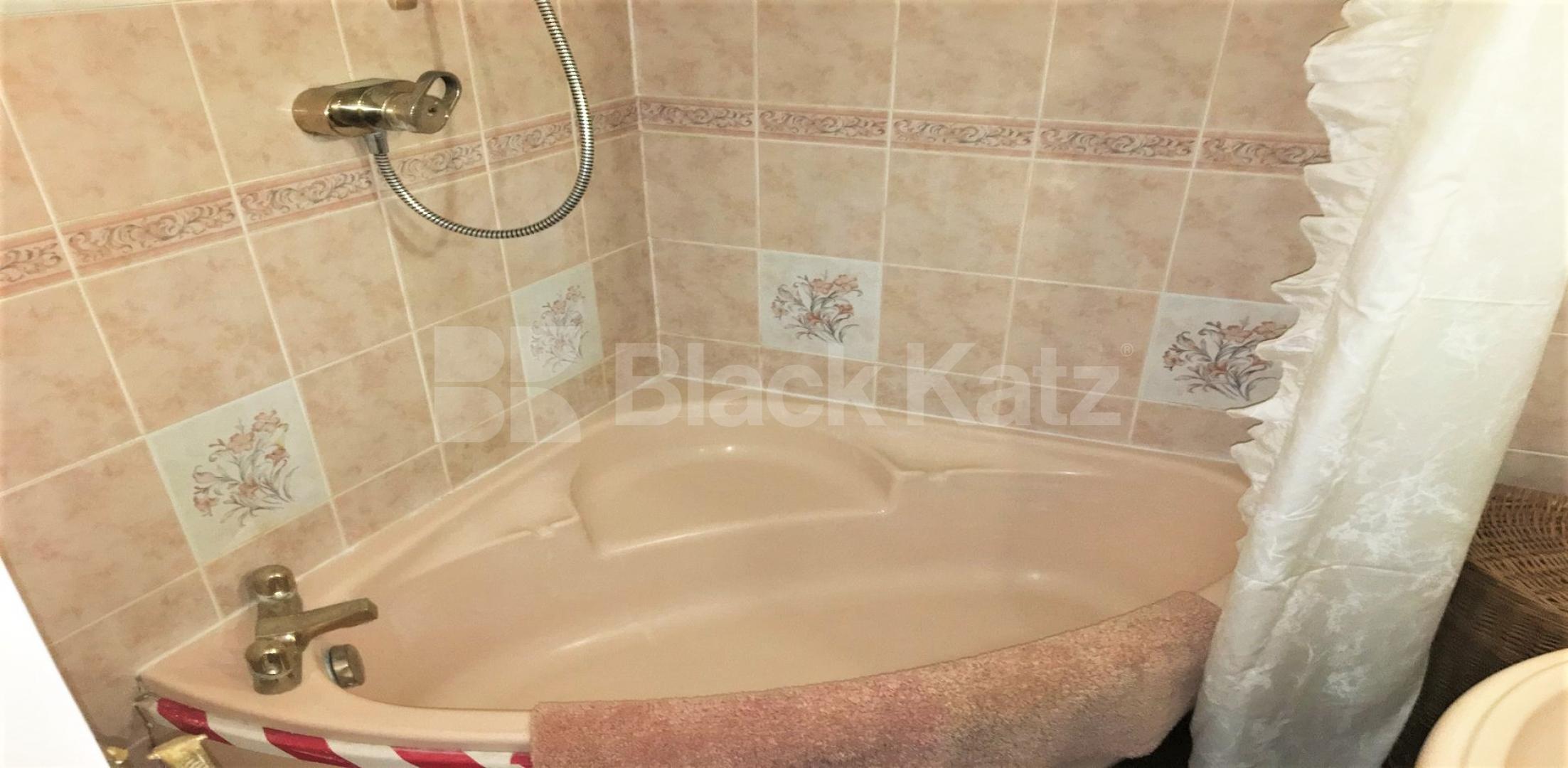 			COUNCIL TAX and WATER INCLUDED, Studio Apartment, 1 bath, 1 reception Flat			 Emperors Gate, GLOUCESTER ROAD