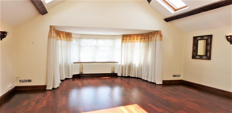 			STUNNING, 2 Bedroom, 1 bath, 1 reception Flat			 Park Drive, GOLDERS GREEN