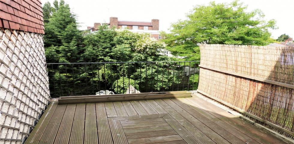 			STUNNING, 2 Bedroom, 1 bath, 1 reception Flat			 Park Drive, GOLDERS GREEN