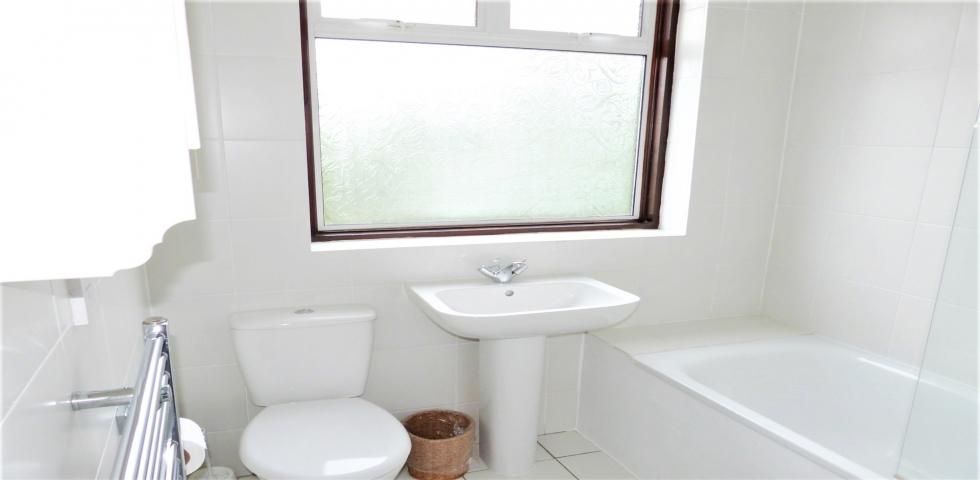 			UNDER OFFER , 4 Bedroom, 1 bath, 1 reception Flat			 Leigh Gardens, Kensal Rise