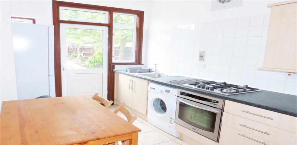 			UNDER OFFER , 4 Bedroom, 1 bath, 1 reception Flat			 Leigh Gardens, Kensal Rise