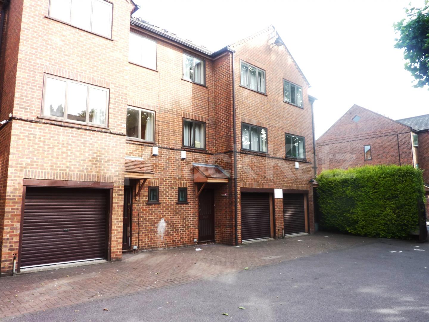 			4 BEDROOMS & 4 BATHROOMS, 4 Bedroom, 1 bath, 1 reception Flat			 St.Helens Gdns, LADBROKE GROVE