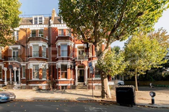 Fantastic studio/1 bed with a mezzanine level bedroom in Maida Vale Sutherland Avenue, Maida Vale