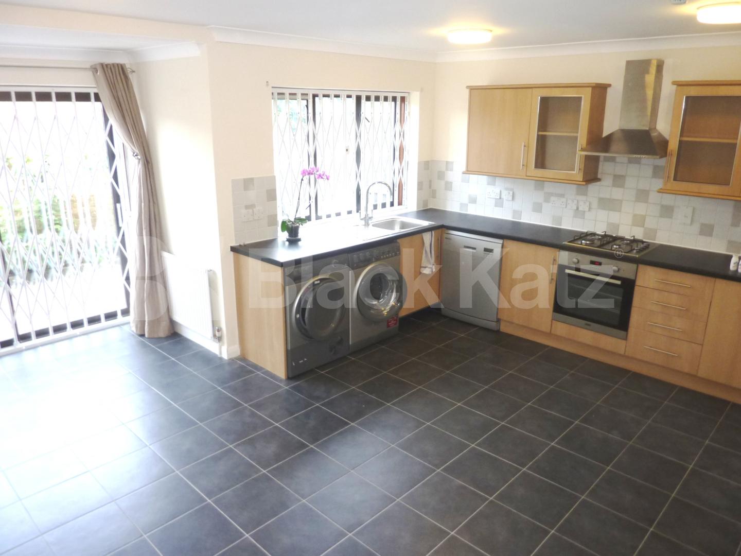 			4 BEDROOMS & 4 BATHROOMS, 4 Bedroom, 1 bath, 1 reception Flat			 St.Helens Gdns, LADBROKE GROVE