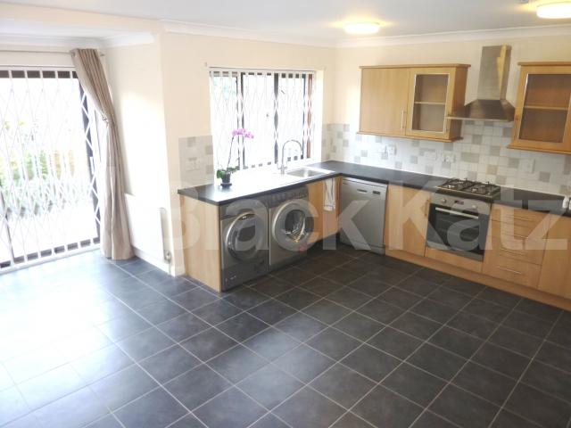 			4 BEDROOMS & 4 BATHROOMS, 4 Bedroom, 1 bath, 1 reception Flat			 St.Helens Gdns, LADBROKE GROVE