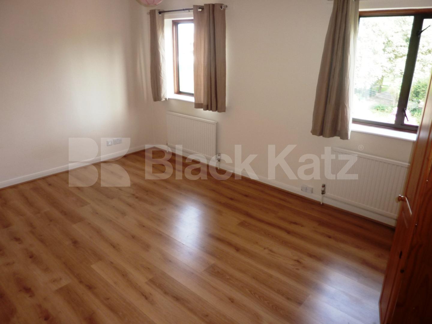 			4 BEDROOMS & 4 BATHROOMS, 4 Bedroom, 1 bath, 1 reception Flat			 St.Helens Gdns, LADBROKE GROVE