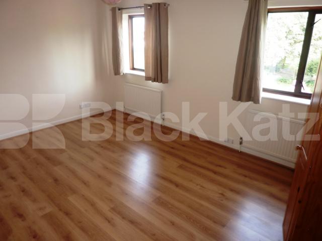 			4 BEDROOMS & 4 BATHROOMS, 4 Bedroom, 1 bath, 1 reception Flat			 St.Helens Gdns, LADBROKE GROVE