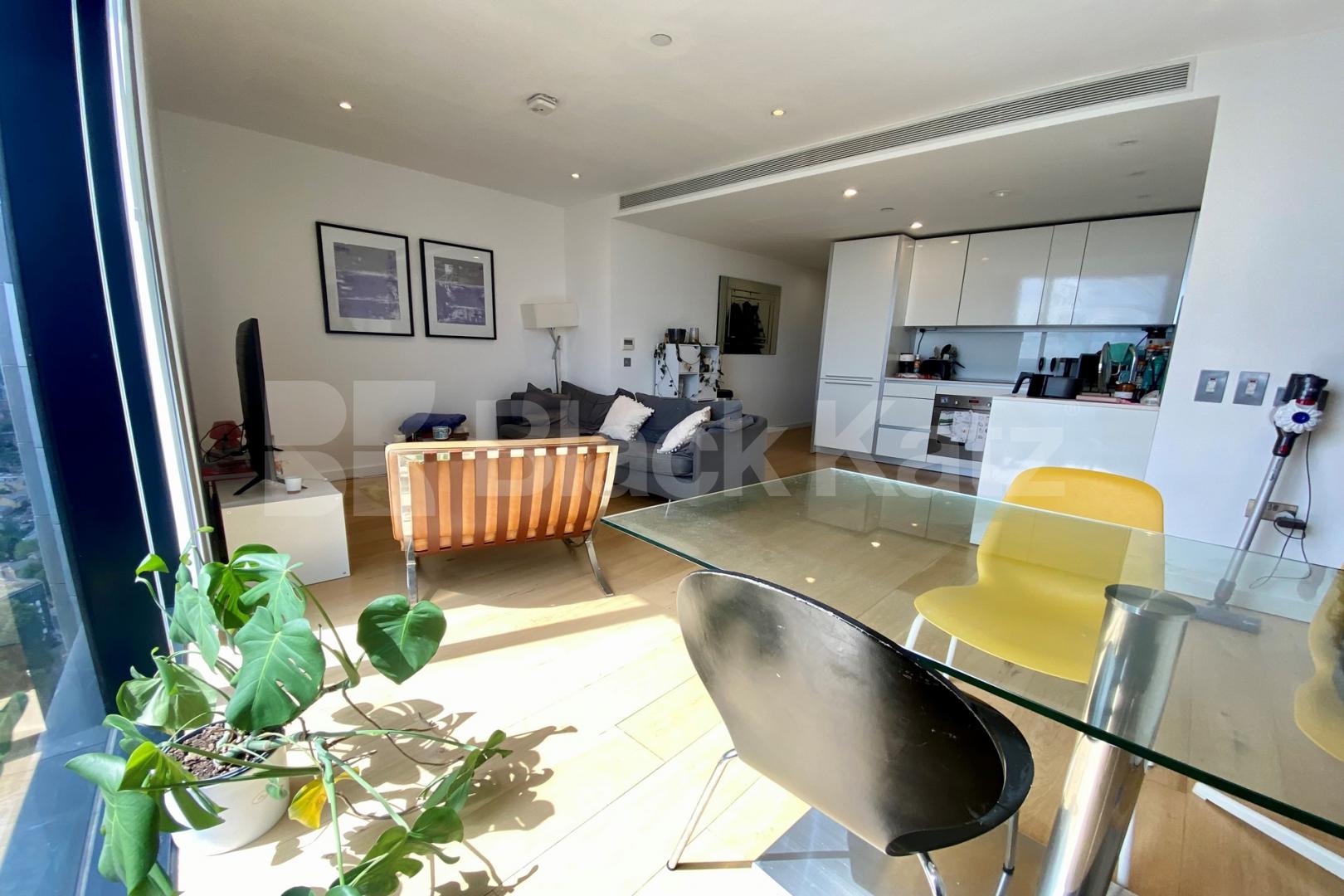 37th floor with stunning views of the cityscape & 24 Hr. Concierge Strata, Walworth Road, Elephant and Castle