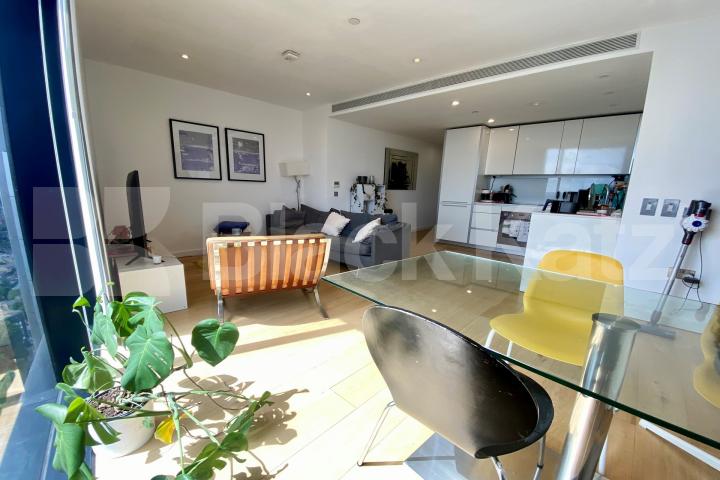 37th floor with stunning views of the cityscape & 24 Hr. Concierge Strata, Walworth Road, Elephant and Castle