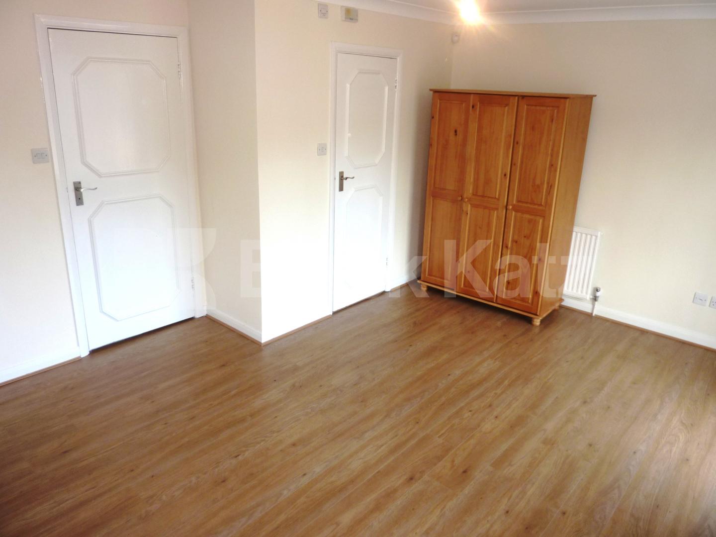 			4 BEDROOMS & 4 BATHROOMS, 4 Bedroom, 1 bath, 1 reception Flat			 St.Helens Gdns, LADBROKE GROVE