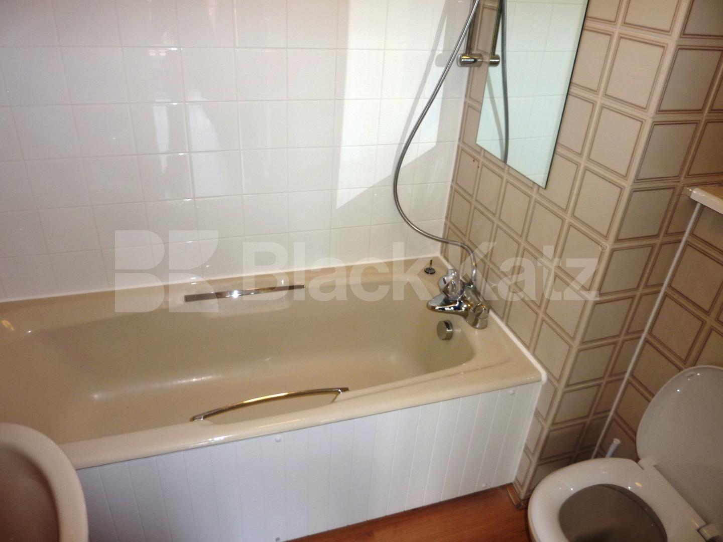 			4 BEDROOMS & 4 BATHROOMS, 4 Bedroom, 1 bath, 1 reception Flat			 St.Helens Gdns, LADBROKE GROVE