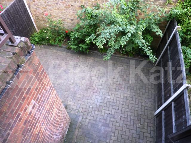 			4 BEDROOMS & 4 BATHROOMS, 4 Bedroom, 1 bath, 1 reception Flat			 St.Helens Gdns, LADBROKE GROVE