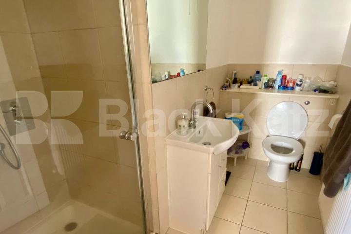 Large, bright and airy three bedroom, two bathroom flat Sussex Street, Pimlico / Victoria