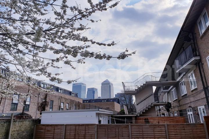Four double bedroomed duplex apartment with charming garden   Saracen Street, Westferry 