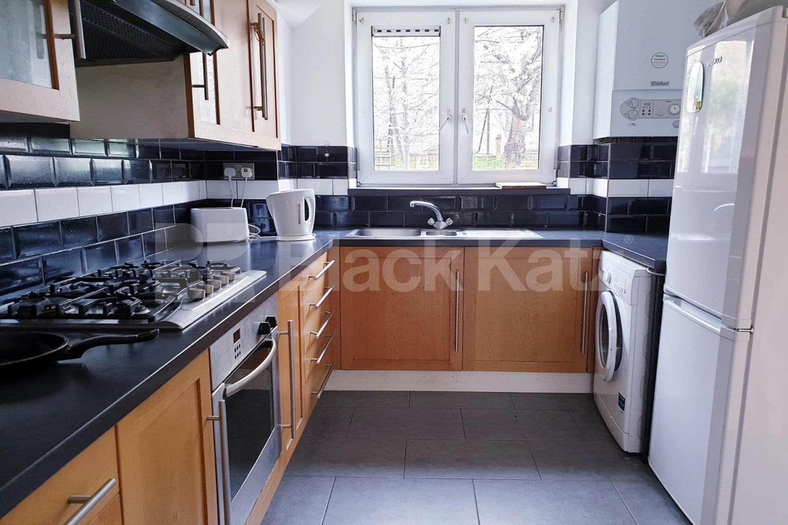 Four double bedroomed duplex apartment with charming garden   Saracen Street, Westferry 