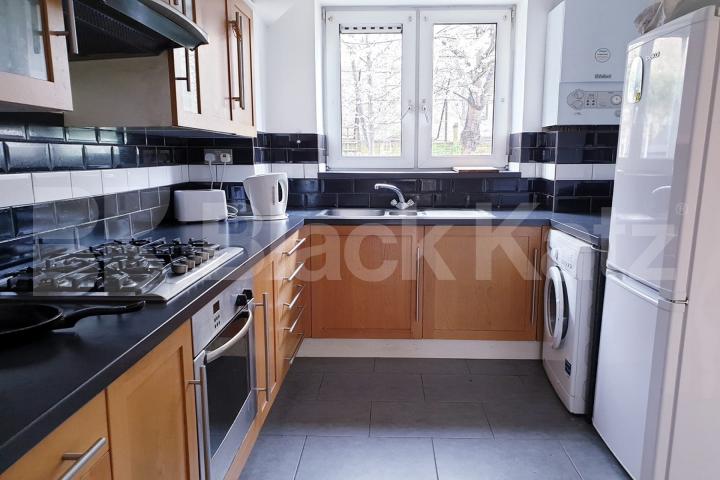 Four double bedroomed duplex apartment with charming garden   Saracen Street, Westferry 