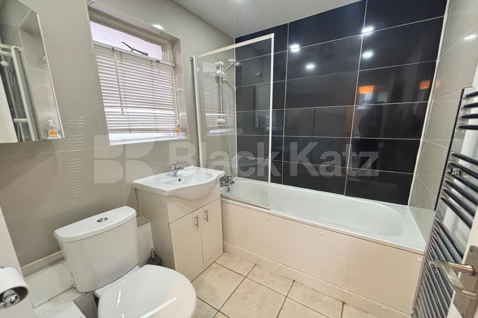 Generous top floor apartment with balcony   Coopers Close, Lambeth North/ Waterloo