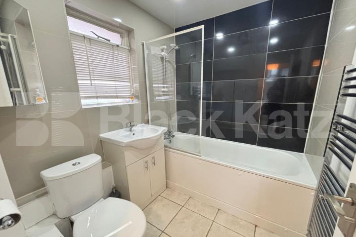 Generous top floor apartment with balcony   Coopers Close, Lambeth North/ Waterloo