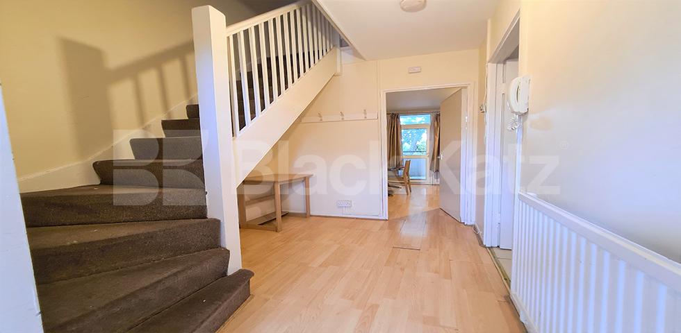 Split level three double bedroom flat mins to tube & shops Camden Road, Tufnell Park
