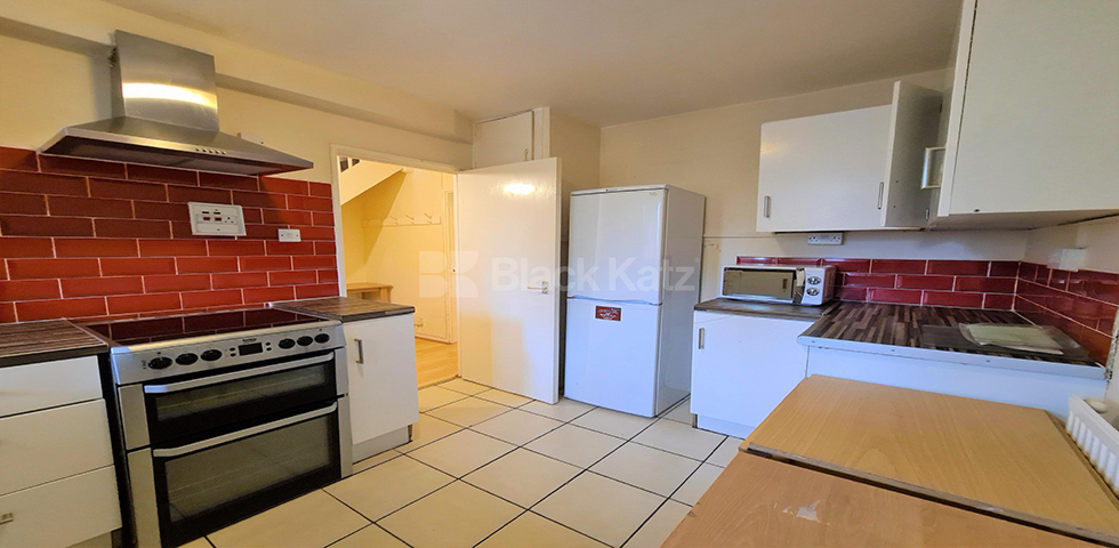 Split level three double bedroom flat mins to tube & shops Camden Road, Tufnell Park N7