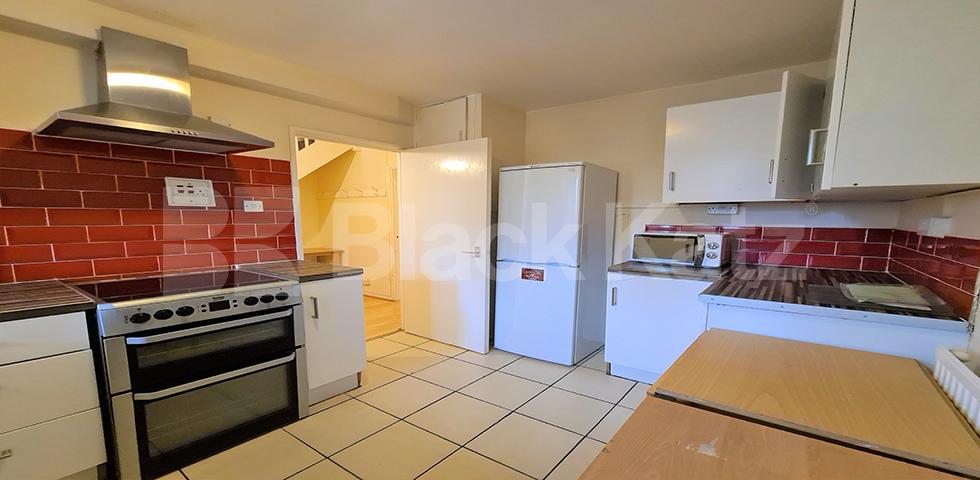Split level three double bedroom flat mins to tube & shops Camden Road, Tufnell Park