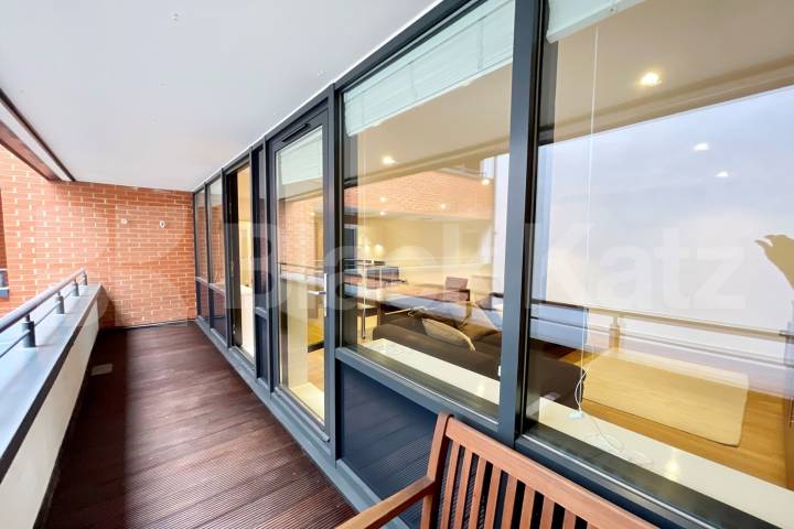 Boasting 1022 Sq. Ft. of living & entertaining space & charming balcony Southwark Bridge Road, Borough
