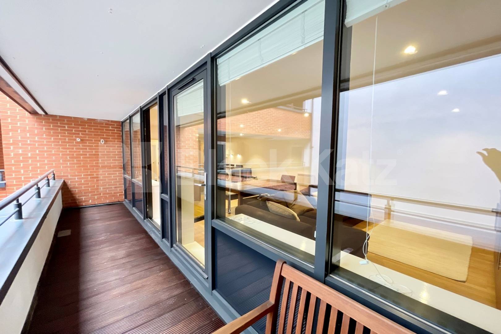 Boasting 1022 Sq. Ft. of living & entertaining space & charming balcony Southwark Bridge Road, Borough