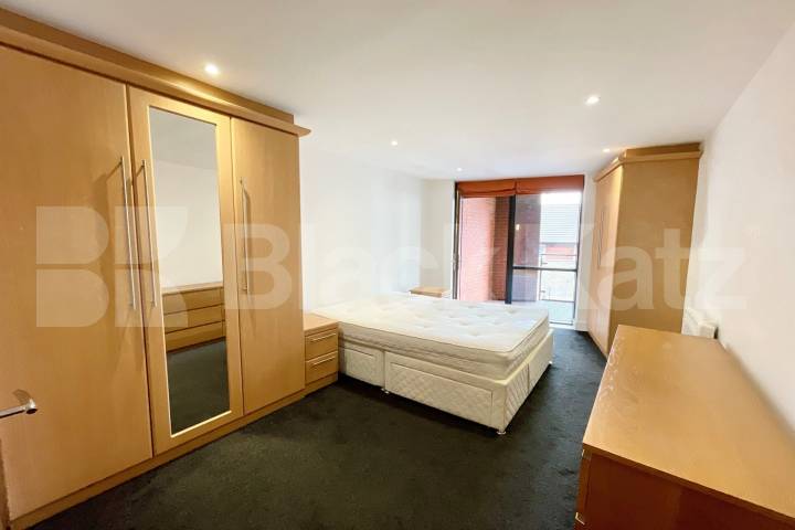 Boasting 1022 Sq. Ft. of living & entertaining space & charming balcony Southwark Bridge Road, Borough